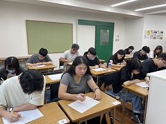 2026年10月期入学レベルチェックテストの様子