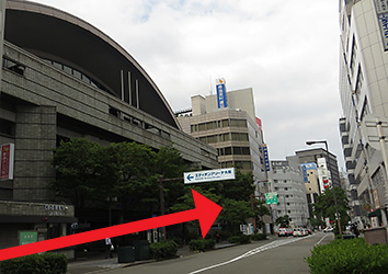 左にエディオンアリーナ大阪（府立体育館）が見えるので。