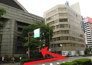 在過了EDION Arena(大阪府立體育會館)後下一條巷子左轉。
