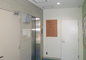 搭乘電梯至5樓櫃台處。